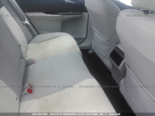 4T1BF1FK4EU854443 - 2014 TOYOTA CAMRY L/SE/LE/XLE ვერცხლისფერი ფოტო 8