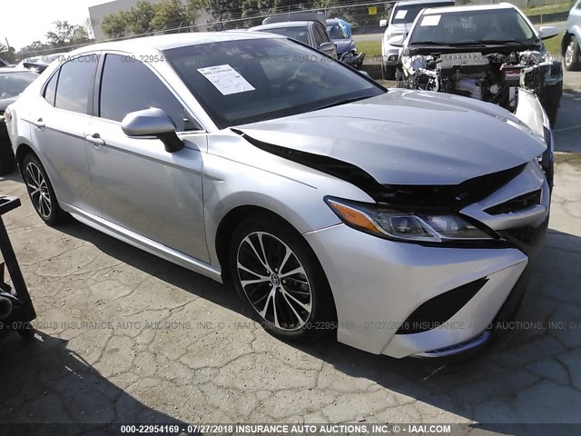 4T1B11HK5JU570549 - 2018 TOYOTA CAMRY L/LE/XLE/SE/XSE Light Blue photo 1