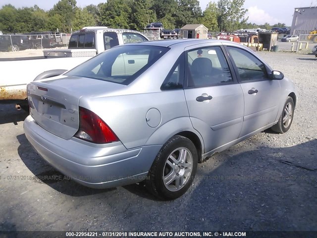 1FAFP34344W180894 - 2004 FORD FOCUS SE COMFORT/SE SPORT SILVER photo 4