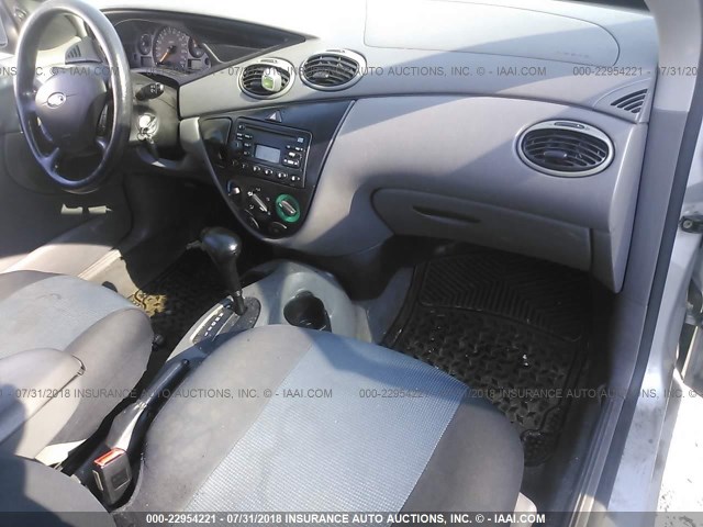 1FAFP34344W180894 - 2004 FORD FOCUS SE COMFORT/SE SPORT SILVER photo 5