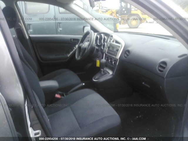 2T1LR32E25C398113 - 2005 TOYOTA COROLLA MATRIX XR GRAY photo 5