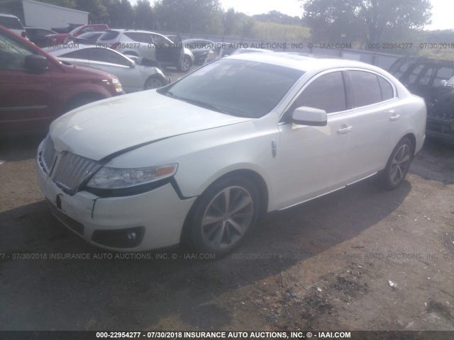 1LNHM93RX9G609411 - 2009 LINCOLN MKS WHITE photo 2