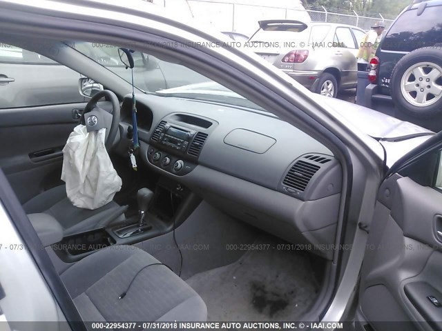 4T1BF30KX6U112568 - 2006 TOYOTA CAMRY LE/XLE/SE 银色 照片 5