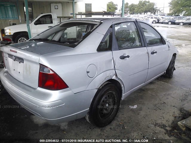 1FAHP34N67W360442 - 2007 FORD FOCUS ZX4/S/SE/SES GRAY photo 4
