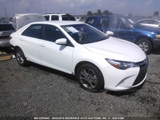 4T1BF1FK4HU454841 - 2017 TOYOTA CAMRY LE/XLE/SE/XSE 白色 照片 1