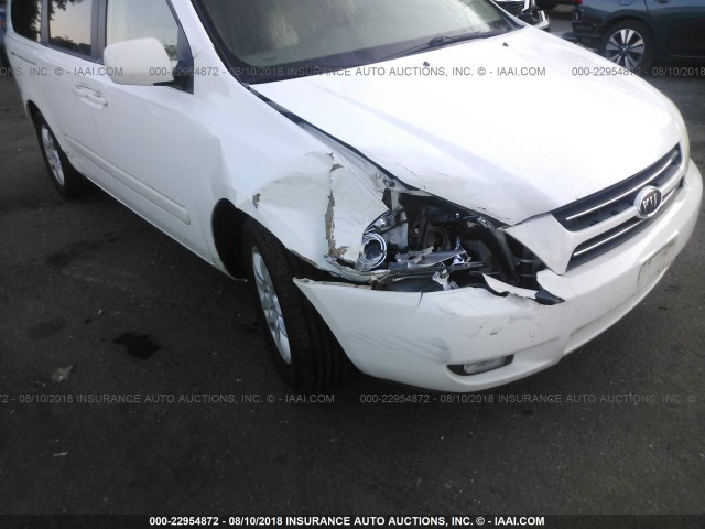 KNDMB233566100467 - 2006 KIA SEDONA EX/LX WHITE photo 6