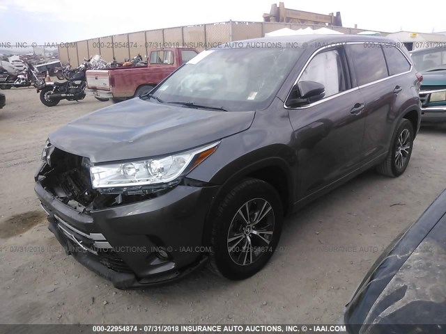 5TDZZRFH8JS258876 - 2018 TOYOTA HIGHLANDER LE/LE PLUS GRAY photo 2
