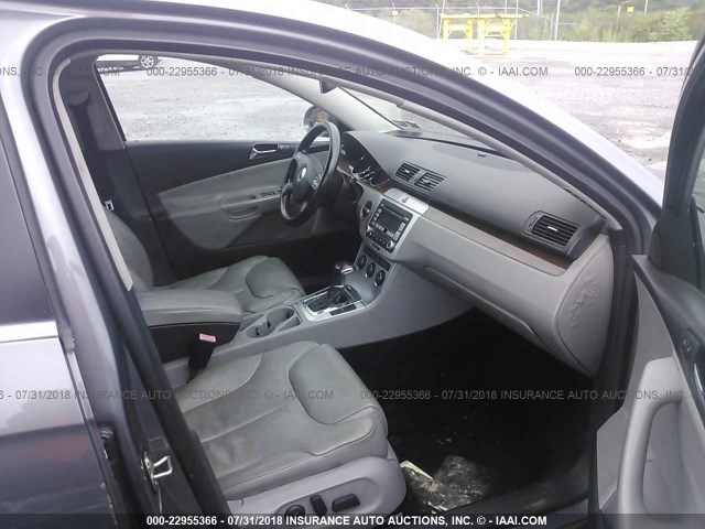 WVWFU73C67P053168 - 2007 VOLKSWAGEN PASSAT 3.6L 4MOTION LUXURY GRAY photo 5