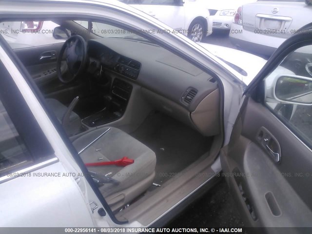 1HGCD5631VA041398 - 1997 HONDA ACCORD LX/EX WHITE photo 5