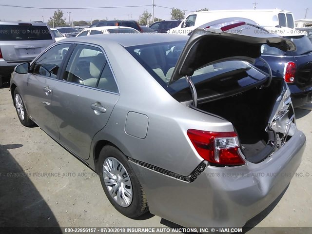 4T4BF1FK5ER429416 - 2014 TOYOTA CAMRY L/SE/LE/XLE SILVER photo 3