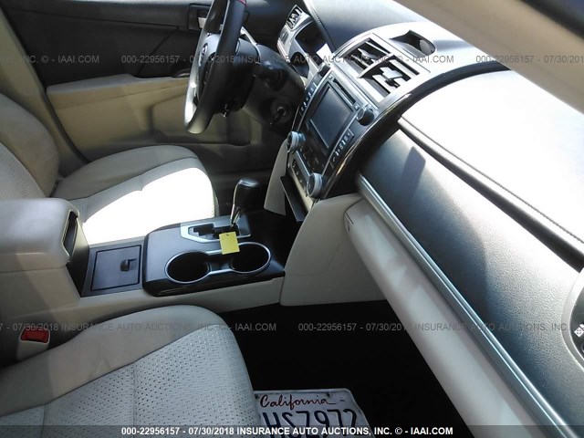 4T4BF1FK5ER429416 - 2014 TOYOTA CAMRY L/SE/LE/XLE 银色 照片 5