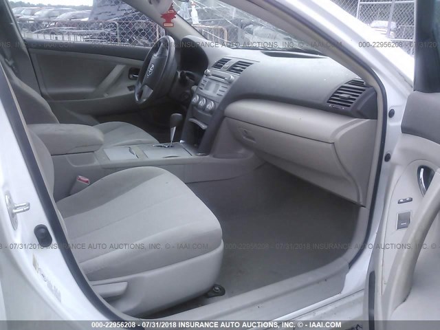 4T1BF3EKXAU572329 - 2010 TOYOTA CAMRY SE/LE/XLE WHITE photo 5