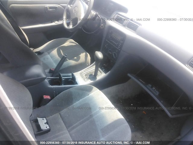 4T1BG22K51U098303 - 2001 TOYOTA CAMRY CE/LE/XLE 银色 照片 5