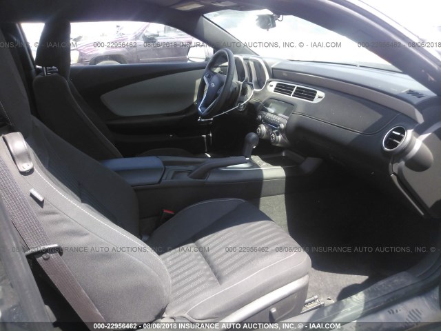 2G1FA1E32D9147151 - 2013 CHEVROLET CAMARO LS GRAY photo 5