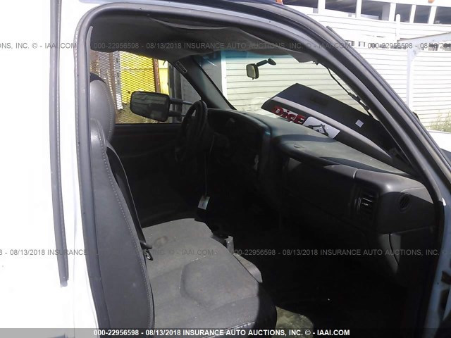 1GBJC34UX6E146044 - 2006 CHEVROLET SILVERADO C3500 WHITE photo 5