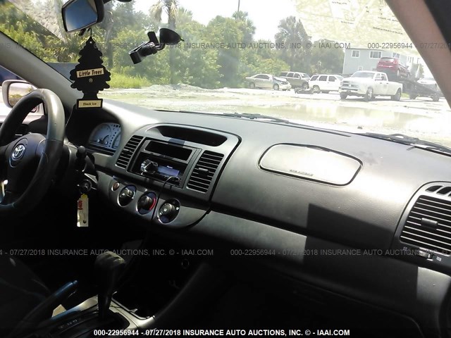 4T1BE32K62U117101 - 2002 TOYOTA CAMRY LE/XLE/SE 银色 照片 5