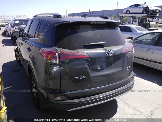 JTMRFREV1JJ180406 - 2018 TOYOTA RAV4 ADVENTURE/XLE 灰色 照片 3