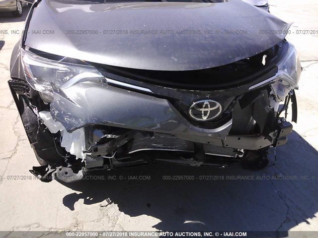 JTMRFREV1JJ180406 - 2018 TOYOTA RAV4 ADVENTURE/XLE 灰色 照片 6