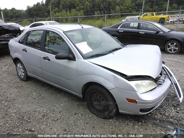 1FAFP34N95W216033 - 2005 FORD FOCUS ZX4 SILVER photo 1