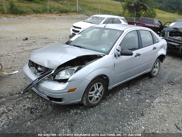 1FAFP34N95W216033 - 2005 FORD FOCUS ZX4 SILVER photo 2