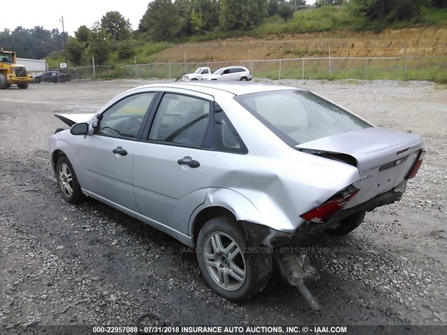 1FAFP34N95W216033 - 2005 FORD FOCUS ZX4 SILVER photo 3