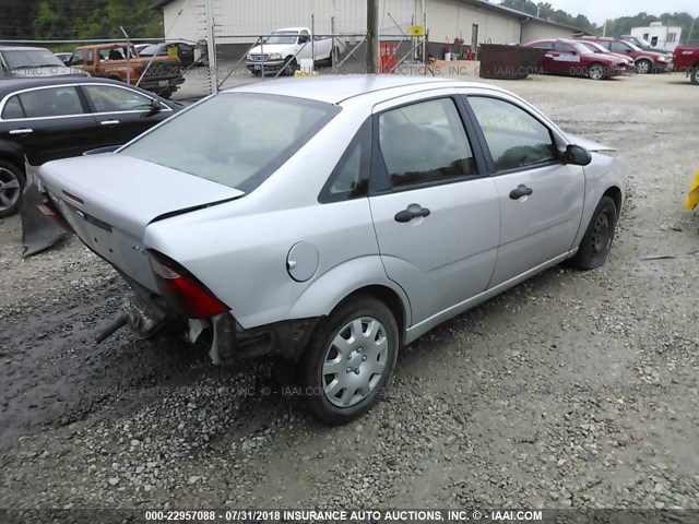 1FAFP34N95W216033 - 2005 FORD FOCUS ZX4 SILVER photo 4