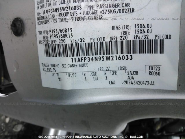 1FAFP34N95W216033 - 2005 FORD FOCUS ZX4 SILVER photo 9