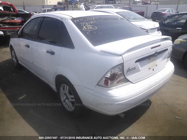 1FAFP3433YW132289 - 2000 FORD FOCUS SE/SE SPORT WHITE photo 3