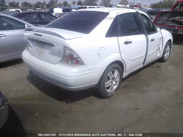 1FAFP3433YW132289 - 2000 FORD FOCUS SE/SE SPORT WHITE photo 4