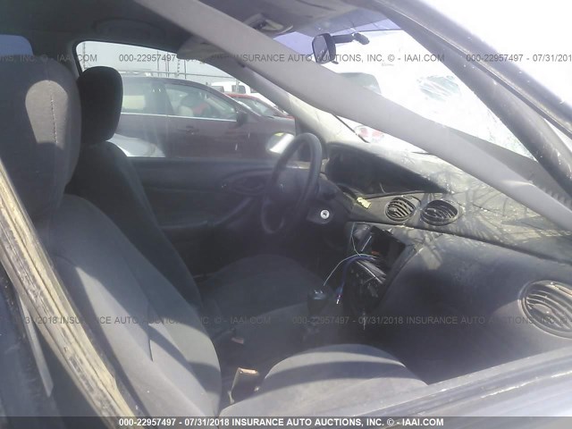 1FAFP3433YW132289 - 2000 FORD FOCUS SE/SE SPORT WHITE photo 5