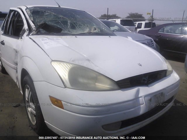 1FAFP3433YW132289 - 2000 FORD FOCUS SE/SE SPORT WHITE photo 6