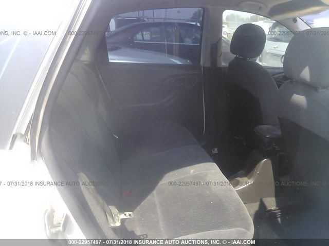 1FAFP3433YW132289 - 2000 FORD FOCUS SE/SE SPORT WHITE photo 8