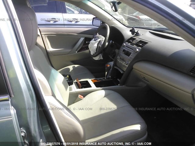 4T1BF3EK2AU577086 - 2010 TOYOTA CAMRY SE/LE/XLE GREEN photo 5