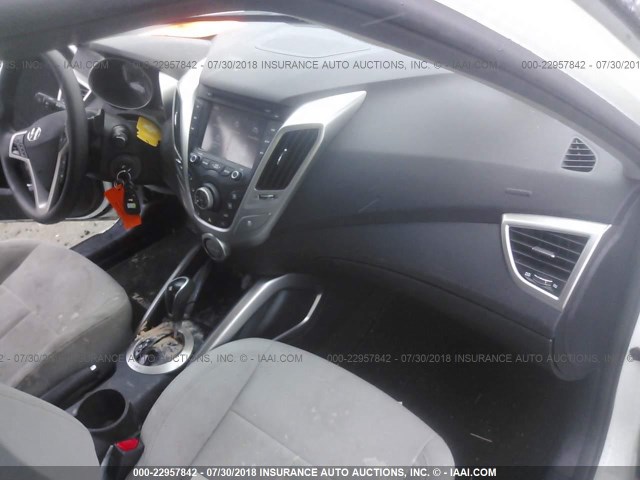 KMHTC6AD8DU088721 - 2013 HYUNDAI VELOSTER WHITE photo 5