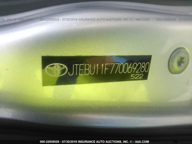 JTEBU11F770069280 - 2007 TOYOTA FJ CRUISER SILVER photo 9