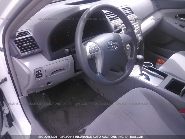4T1BF3EK3BU745268 - 2011 TOYOTA CAMRY SE/LE/XLE თეთრი ფოტო 5