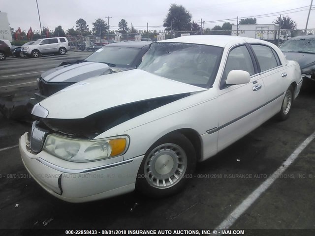 1LNHM81W61Y692191 - 2001 LINCOLN TOWN CAR EXECUTIVE WHITE photo 2