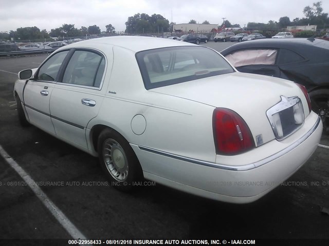 1LNHM81W61Y692191 - 2001 LINCOLN TOWN CAR EXECUTIVE WHITE photo 3