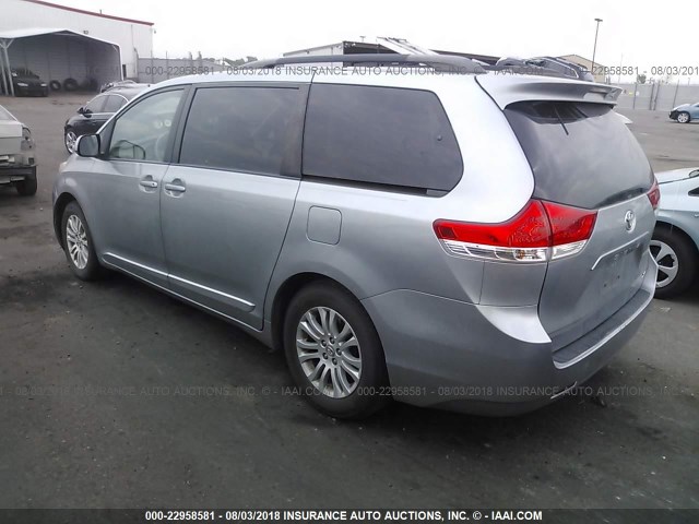 5TDYK3DC3DS348378 - 2013 TOYOTA SIENNA XLE/LIMITED SILVER photo 3