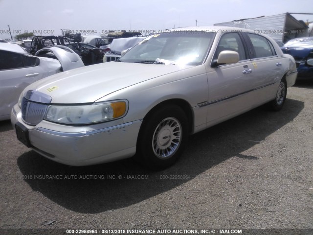 1LNHM83W7YY929374 - 2000 LINCOLN TOWN CAR CARTIER BEIGE photo 2