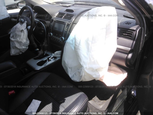 4T1BF1FK1EU401865 - 2014 TOYOTA CAMRY L/SE/LE/XLE შავი ფოტო 5