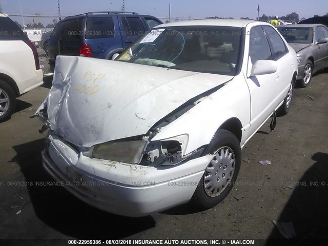 JT2BG22K5W0225840 - 1998 TOYOTA CAMRY CE/LE/XLE თეთრი ფოტო 2