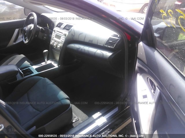 4T1BF3EKXBU225813 - 2011 TOYOTA CAMRY SE/LE/XLE შავი ფოტო 5