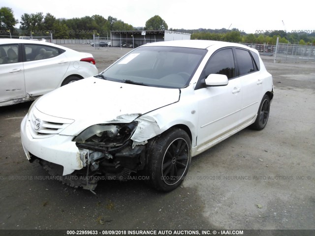 JM1BK143141100539 - 2004 MAZDA 3 HATCHBACK WHITE photo 2