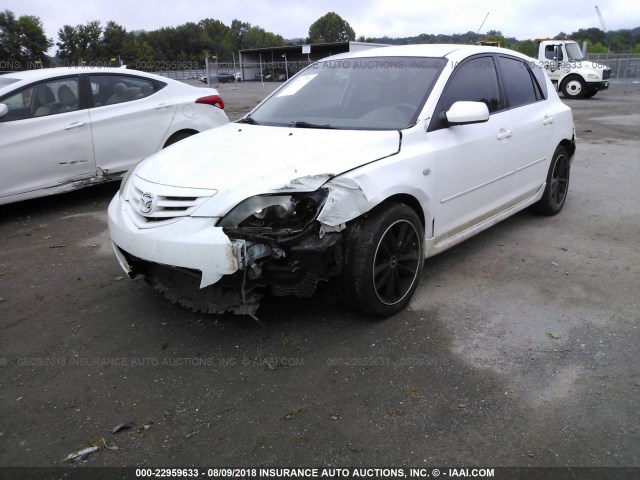 JM1BK143141100539 - 2004 MAZDA 3 HATCHBACK WHITE photo 6