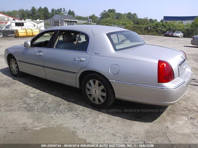 1LNHM85W44Y640914 - 2004 LINCOLN TOWN CAR ULTIMATE LONG WHEELBASE SILVER photo 3