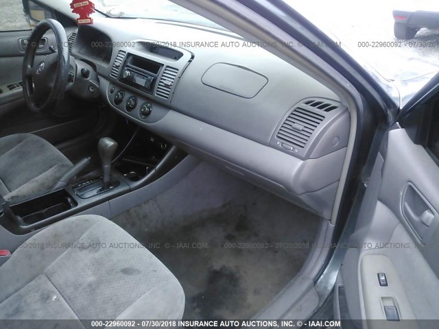 4T1BE32K52U580962 - 2002 TOYOTA CAMRY LE/XLE/SE 灰色 照片 5