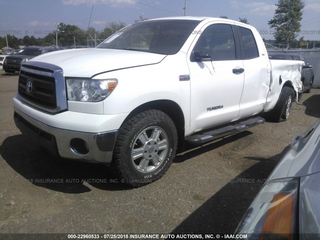 5TFUW5F18AX103429 - 2010 TOYOTA TUNDRA DOUBLE CAB SR5 WHITE photo 2