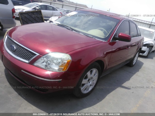 1FAFP23175G118086 - 2005 FORD FIVE HUNDRED SE RED photo 2