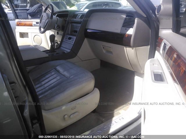 5LMFU27R44LJ28639 - 2004 LINCOLN NAVIGATOR 棕色 照片 5